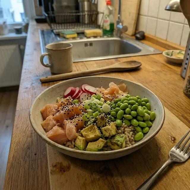 KI-generiertes Symbolbild: Protein-Wildlachs-Avocado-Bowl mit Edamame
