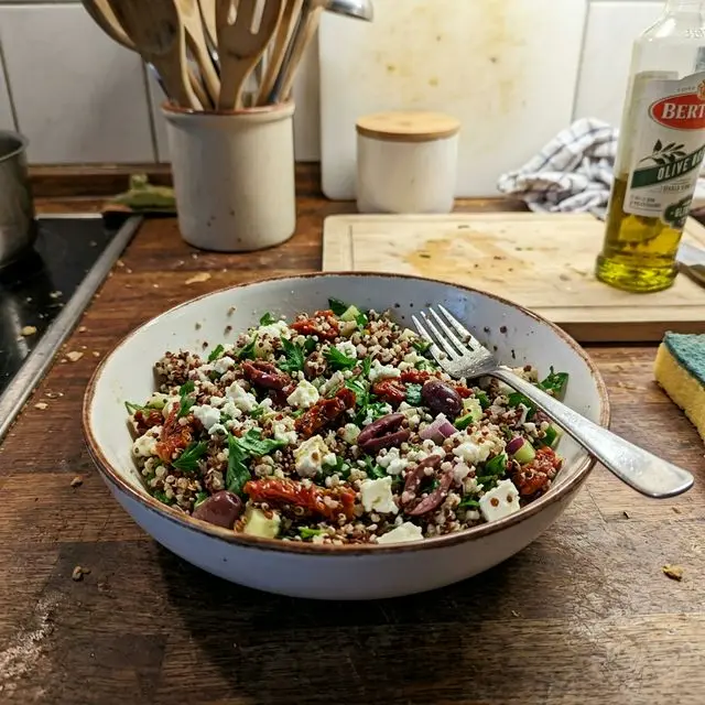 KI-generiertes Symbolbild: Mediterraner Quinoa-Salat mit getrockneten Tomaten