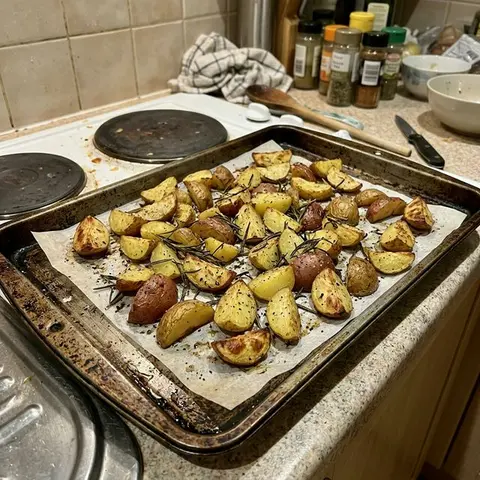 KI-generiertes Symbolbild: Basisch und Nährstoffdicht Rezept für Vegane geröstete Rosmarinkartoffeln vom Blech