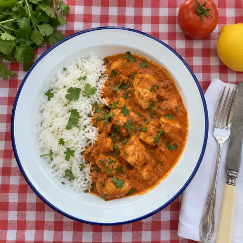 KI-generiertes Symbolbild: Viele Pflanzenstoffe und Sättigend Rezept für Chicken Tikka Masala mit Basmatireis