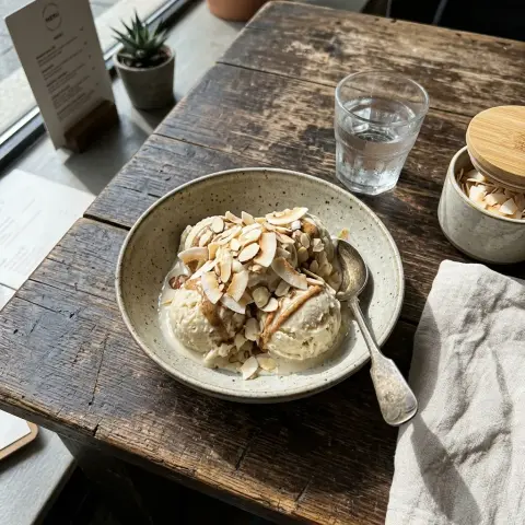 KI-generiertes Symbolbild: Rezept für Bananen-Kokos-Eis