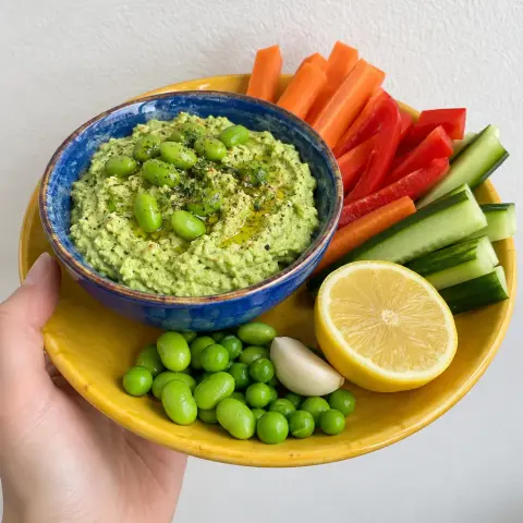 KI-generiertes Symbolbild: Snacks und Familienfreundlich Rezept für Edamame-Erbsen-Dip mit Gemüsesticks