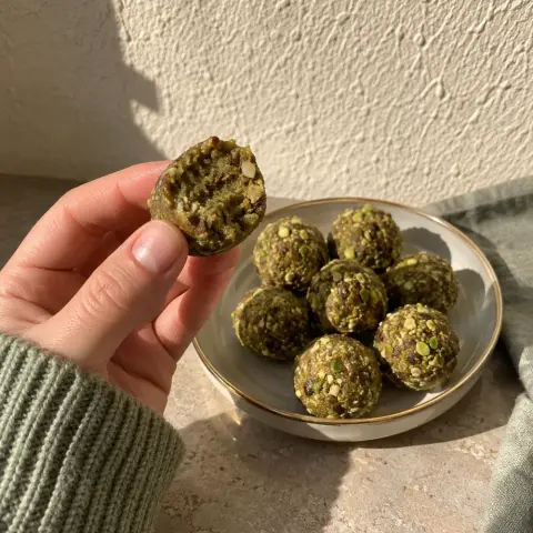 KI-generiertes Symbolbild: Rezept für Pistazien-Matcha-Kugeln