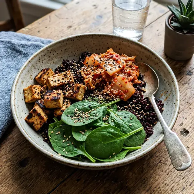 KI-generiertes Symbolbild: Vegane Kimchi-Tofu-Bowl