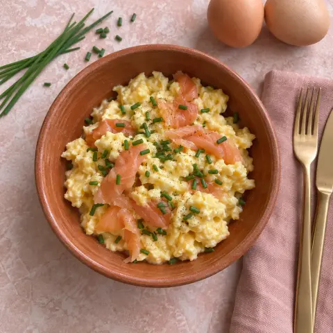 KI-generiertes Symbolbild: Rezept für High-Protein fluffige Rühreier mit Schnittlauch und Wildlachs