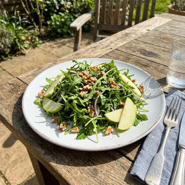 KI-generiertes Symbolbild: Rohkost-Frühlingssalat mit Rucola und Walnüssen