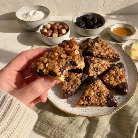 KI-generiertes Symbolbild: Rezept für Glutenfreie Nussecken mit Haselnüssen und Pflaumen