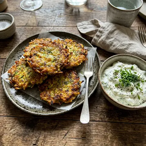 KI-generiertes Symbolbild: Rezept für Glutenfreie Zucchini-Hafer-Puffer mit Kräuterquark