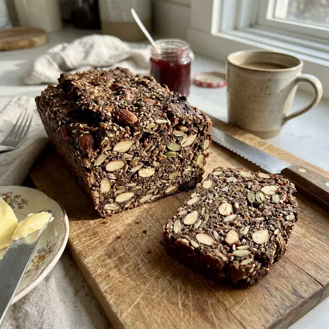 KI-generiertes Symbolbild: Glutenfreies Hafer-Nuss-Brot