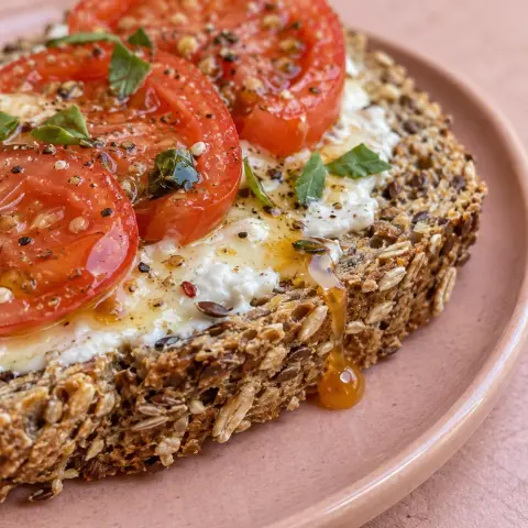 KI-generiertes Symbolbild: Rezept für Glutenfreies Körnerbrot ohne Mehl mit Flohsamen