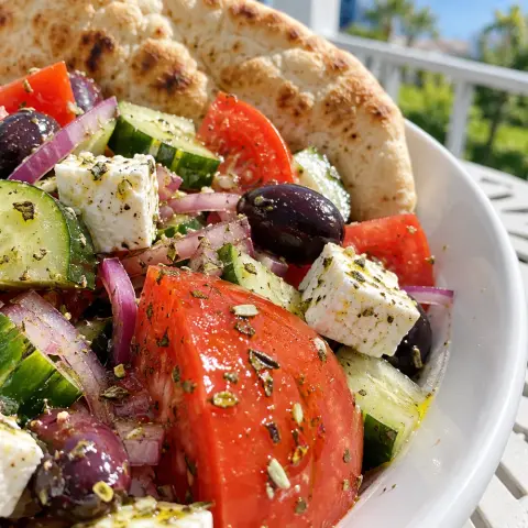 KI-generiertes Symbolbild: Rezept für Vegetarischer griechischer Bauernsalat mit Fladenbrot