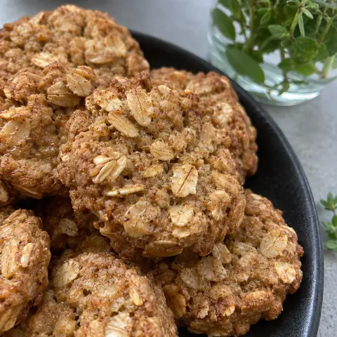 KI-generiertes Symbolbild: Rezept für Hafer-Spekulatius-Taler mit Honig