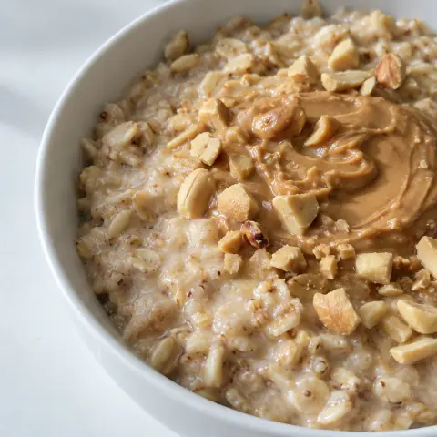 KI-generiertes Symbolbild: Rezept für High-Protein Erdnussbutter-Porridge