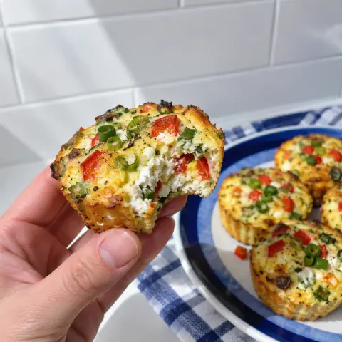 KI-generiertes Symbolbild: Rezept für High Protein Frühstücks-Muffins aus dem Airfryer mit Ei und Hüttenkäse