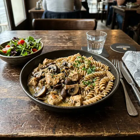 KI-generiertes Symbolbild: Rezept für High-Protein Hähnchen-Pilz-Geschnetzeltes