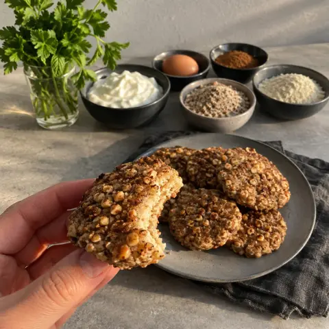 KI-generiertes Symbolbild: Rezept für High Protein Haselnuss-Taler mit Quark und Zimt