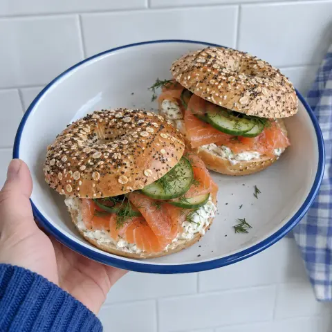 KI-generiertes Symbolbild: Rezept für High Protein Lachs-Bagels zum Weihnachtsfrühstück