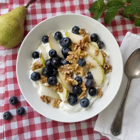 KI-generiertes Symbolbild: Rezept für High Protein Skyr-Bowl mit Heidelbeeren, Birne und Walnüssen