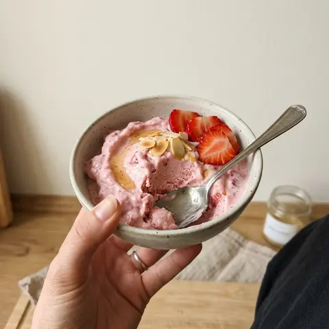 KI-generiertes Symbolbild: Rezept für Skyr-Erdbeer-Eis