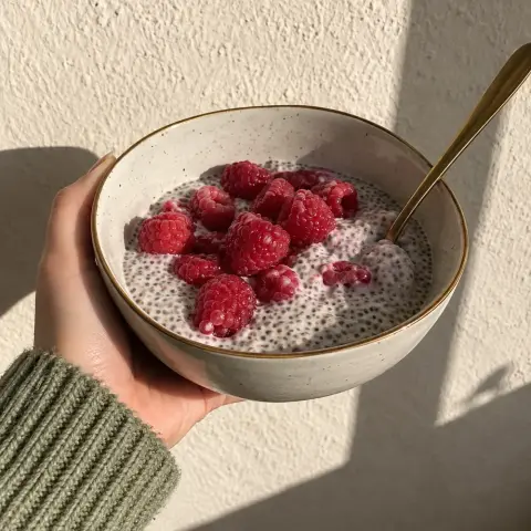 KI-generiertes Symbolbild: Calcium und Omega-3 Rezept für Veganer Himbeer-Chia-Pudding mit Kokosjoghurt