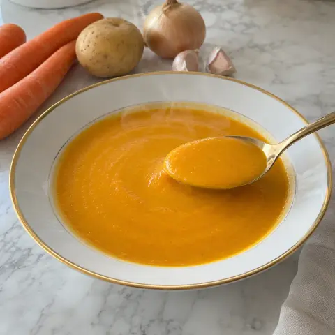 KI-generiertes Symbolbild: Rezept für Karotten-Ingwer-Suppe