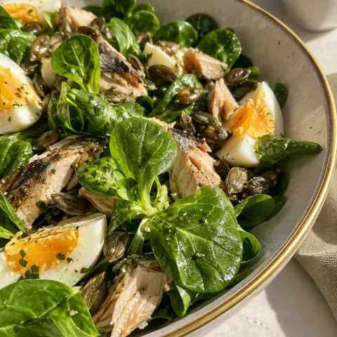 KI-generiertes Symbolbild: Rezept für Keto Feldsalat mit Makrele, Ei und Kürbiskernen