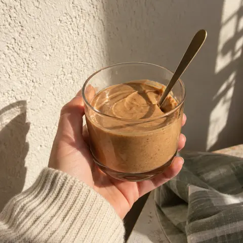 KI-generiertes Symbolbild: Rezept für Keto Mandel-Zimt-Creme