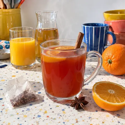 KI-generiertes Symbolbild: Rezept für Kinderpunsch mit Hagebuttentee und Orangensaft