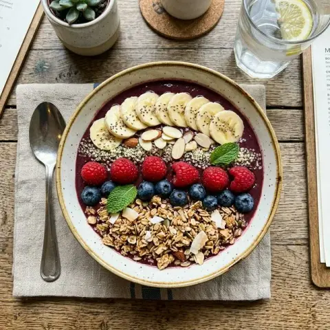 KI-generiertes Symbolbild: Rezept für Klassische Açaí-Bowl mit Beeren und Granola
