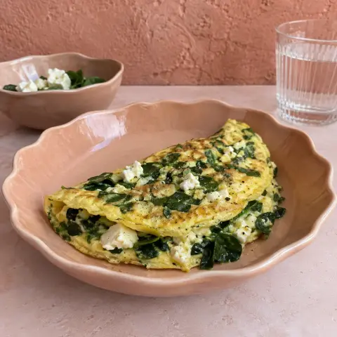 KI-generiertes Symbolbild: Calcium und Vitamin B12 Rezept für Kräuteromelett mit Feta und Spinat