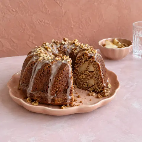 KI-generiertes Symbolbild: Rezept für Lebkuchen-Gugelhupf mit Birne und Walnüssen