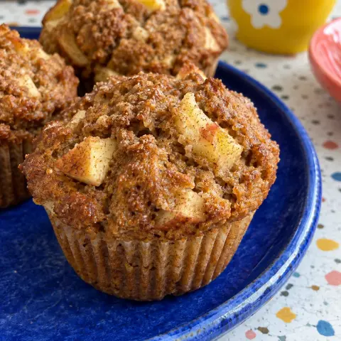KI-generiertes Symbolbild: Rezept für Lebkuchen-Muffins mit Dinkel und Apfel