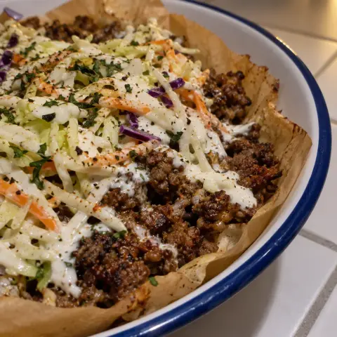 KI-generiertes Symbolbild: Rezept für Low-Carb Backpapier-Döner aus dem Airfryer mit Krautsalat
