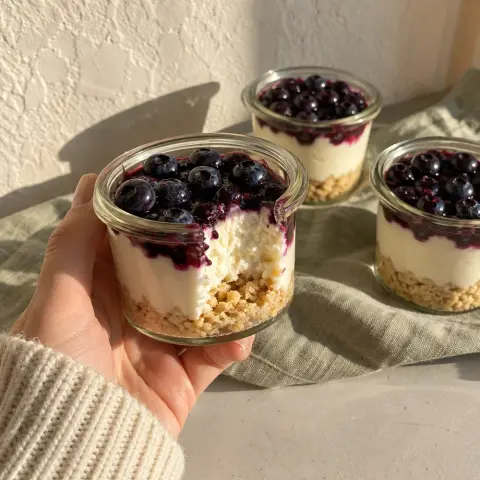 KI-generiertes Symbolbild: Rezept für Low-Carb Blaubeer-Käsekuchen im Glas