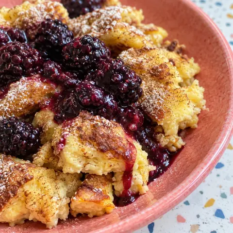 KI-generiertes Symbolbild: Rezept für Low-Carb Quark-Schmarrn mit Zimt und warmen Brombeeren