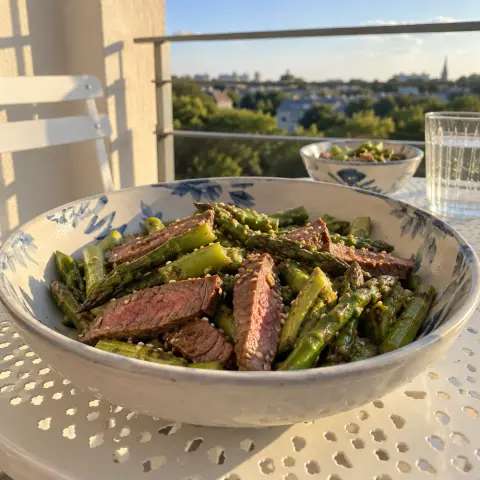 KI-generiertes Symbolbild: Rezept für Low-Carb Rinderfilet-Spargel-Salat mit Sesam