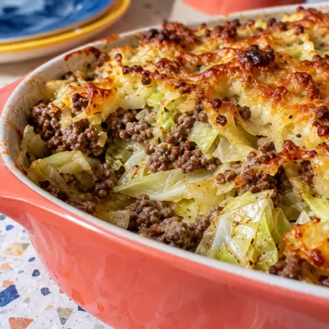 KI-generiertes Symbolbild: Rezept für Low-Carb Spitzkohl-Hack-Auflauf