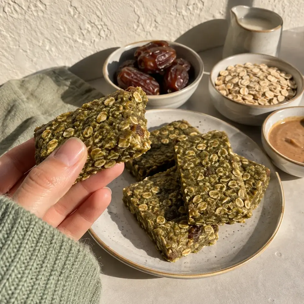 KI-generiertes Symbolbild: Matcha-Hafer-Riegel mit Datteln