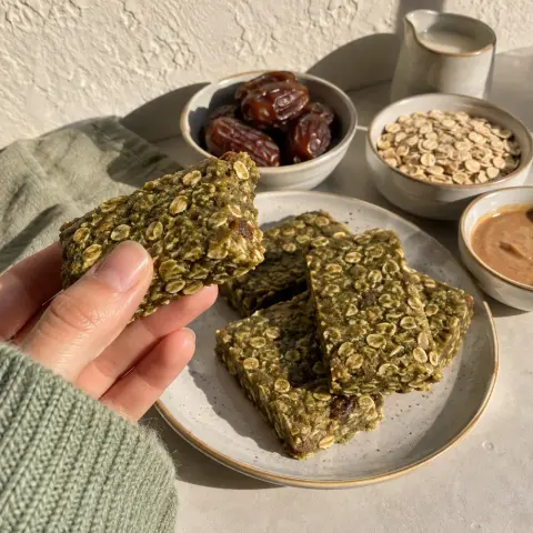 KI-generiertes Symbolbild: Rezept für Matcha-Hafer-Riegel mit Datteln