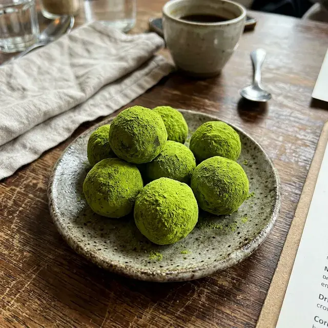 KI-generiertes Symbolbild: Keto Matcha-Kokos-Trüffel
