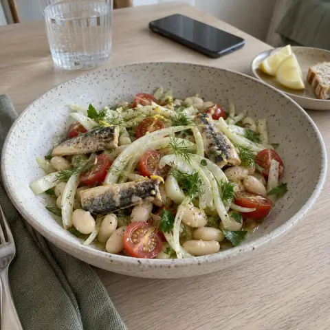 KI-generiertes Symbolbild: Mittagessen und Mediterran Rezept für Mediterraner Bohnensalat mit Sardinen, Fenchel und Zitrone