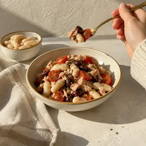 KI-generiertes Symbolbild: Rezept für Mediterraner Thunfisch-Bohnen-Salat