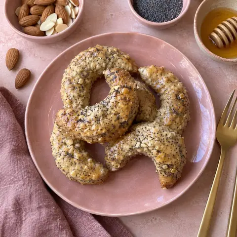 KI-generiertes Symbolbild: Rezept für Mohn-Kipferl mit Mandeln und Honig
