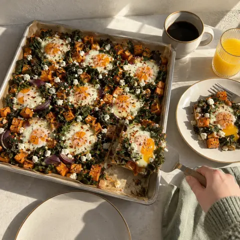 KI-generiertes Symbolbild: Frühstück und Familienfreundlich Rezept für Neujahrs-Frühstück vom Blech mit Eiern, Süßkartoffeln und Grünkohl