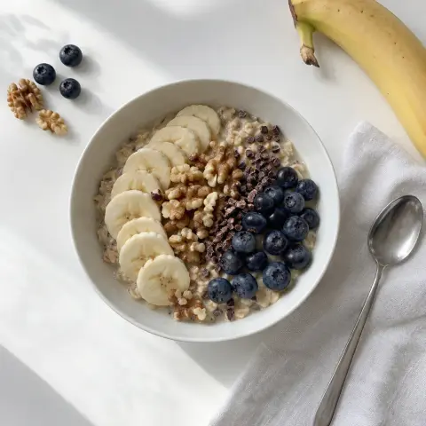 KI-generiertes Symbolbild: Rezept für Porridge mit Banane, Nüssen und Saaten