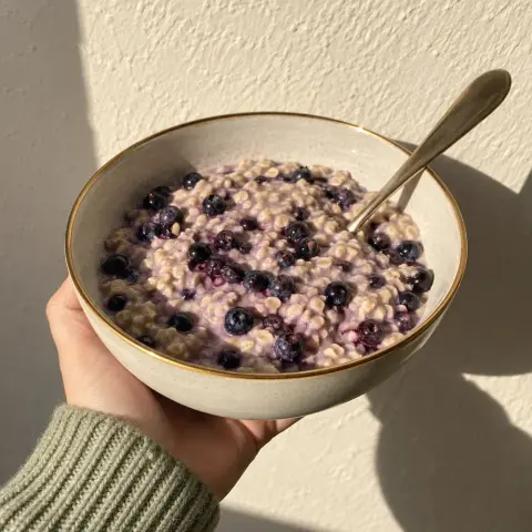 KI-generiertes Symbolbild: Rezept für Protein-Porridge mit Heidelbeeren