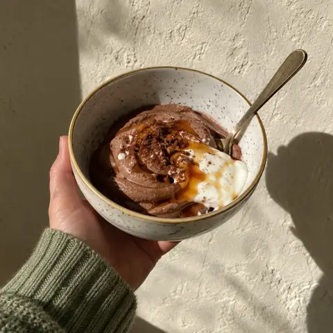KI-generiertes Symbolbild: Rezept für Protein-Schokomousse mit Skyr und Ahornsirup