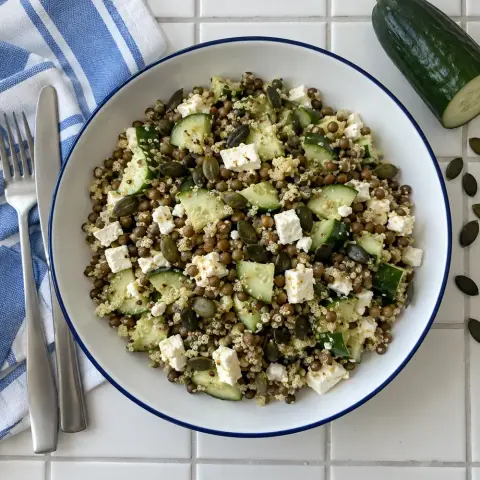 KI-generiertes Symbolbild: Rezept für High-Protein Quinoa-Linsen-Salat mit Feta
