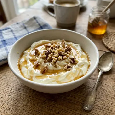 KI-generiertes Symbolbild: Rezept für High-Protein Quark mit Honig und Walnüssen