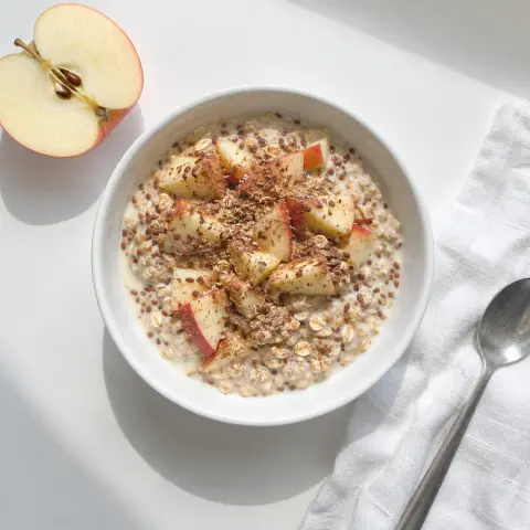 KI-generiertes Symbolbild: Rezept für Apfel-Zimt-Overnight-Oats mit Sojamilch